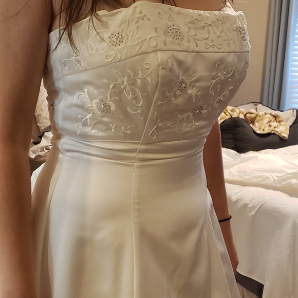 Ivory embroidered strapless wedding dress - Picture 4 of 6